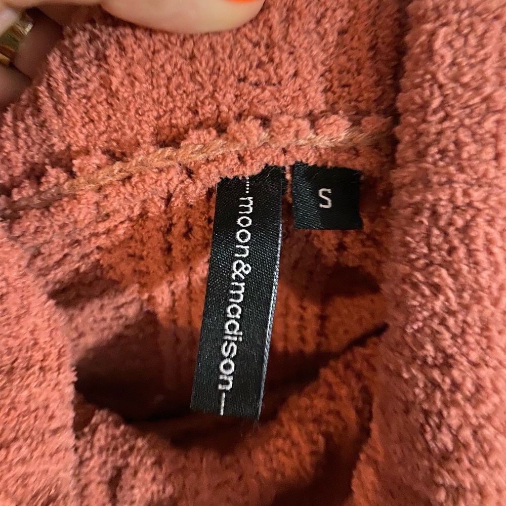 Turtle neck cropped sweater - Picture 2 of 2